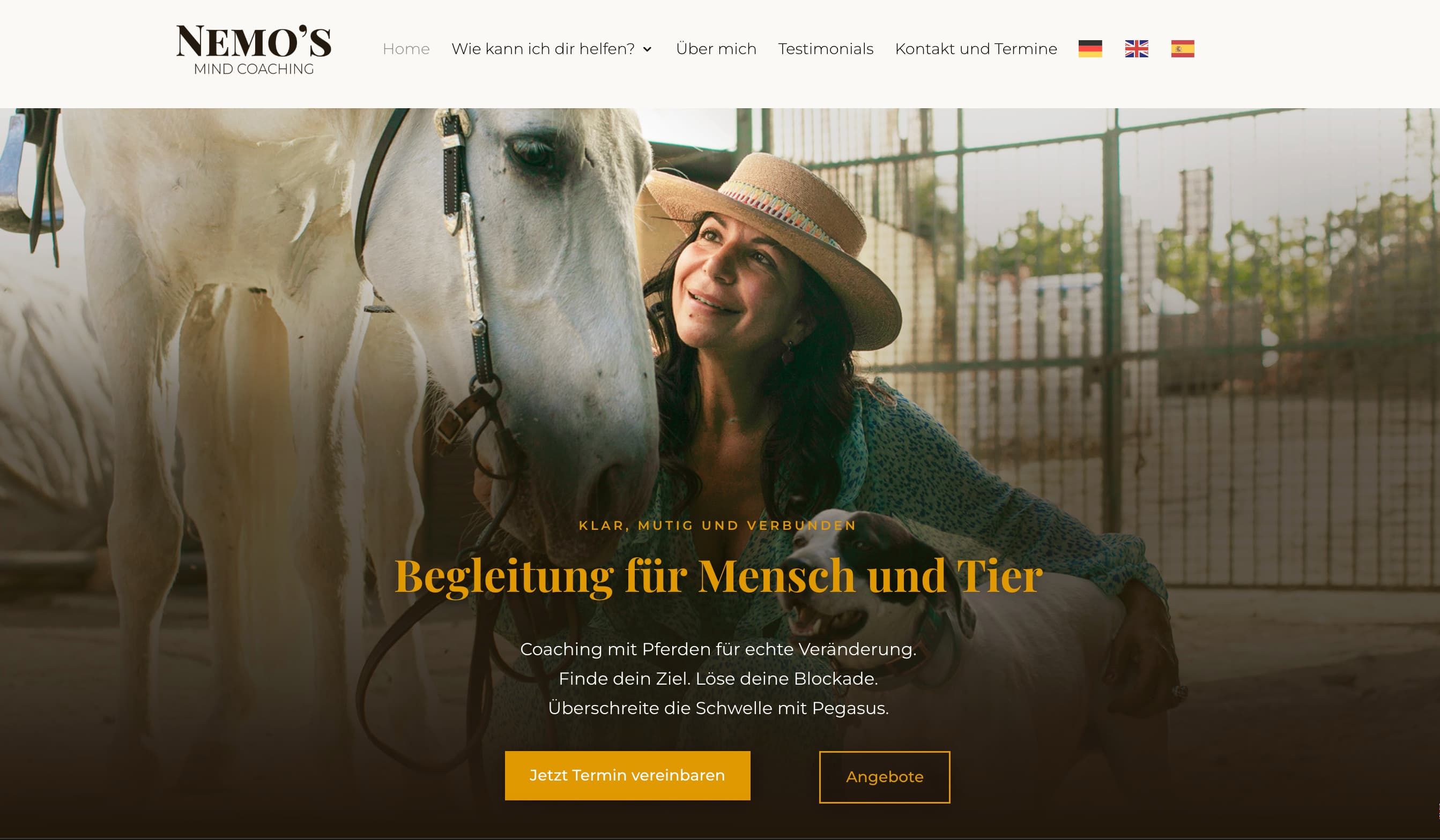 Nemo Nomad homepage: a smiling woman in a straw hat beside a white horse, under the German headline "Begleitung für Mensch und Tier".